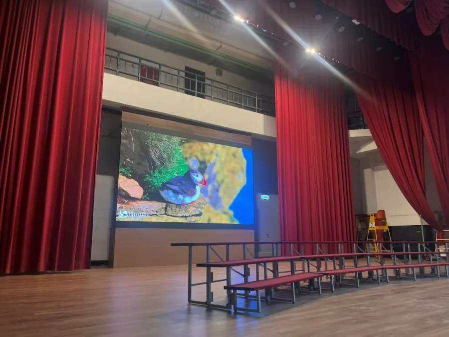 江翠國小禮堂 — 舞台 LED 主屏，開燈狀態下實拍