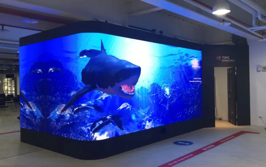 基隆港務局 — 轉角包覆屏，裸眼 3D 海洋主題